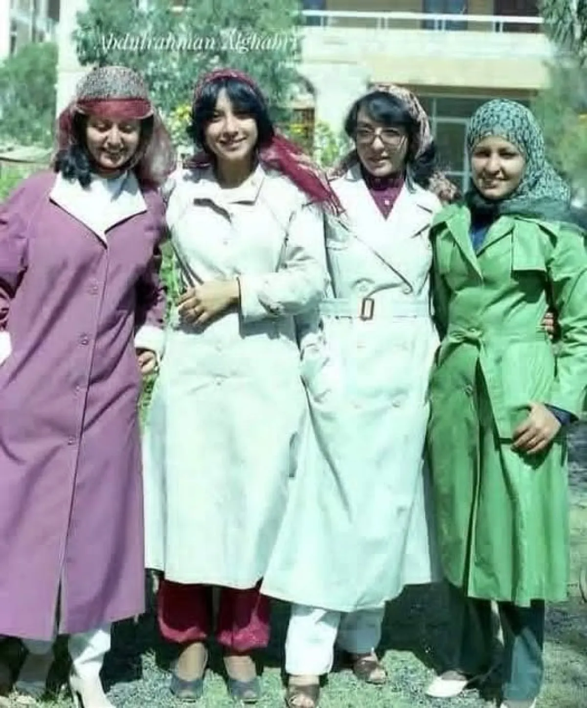 شاهد صورة لنساء يمنيات في فترة الثمانيات ماذا يرتدين من ثياب ؟