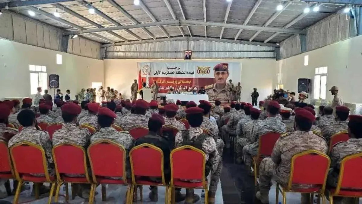 وزير الدفاع ‘‘العقيلي’’ يعقد اجتماعًا في المنطقة العسكرية الأولى بحضرموت