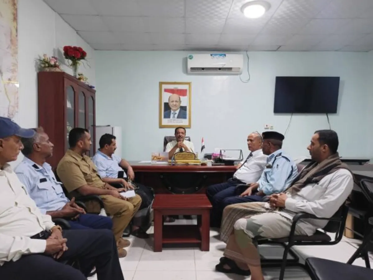 مدير ميناء المخا يبحث مع “الهجرة والجوازات” سبل تطوير التنسيق المشترك