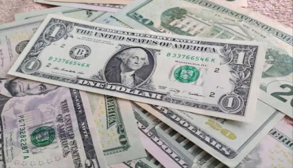 الدولار يقود استثمارات الأمان بأقوى مكاسب شهرية منذ عامين