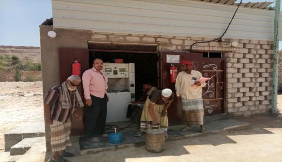 السلطة المحلية بمديرية تريم تنفذ حملة ميدانية لضبط تسعيرة الغاز وتتخذ إجراءات بحق المخالفين