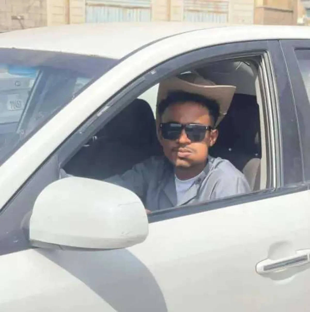 مأساة لا تُصدق.. قتله صديقه بدم بارد! آلاف اليمنيين يودعون الشاب عبدالله في مشهد دامع