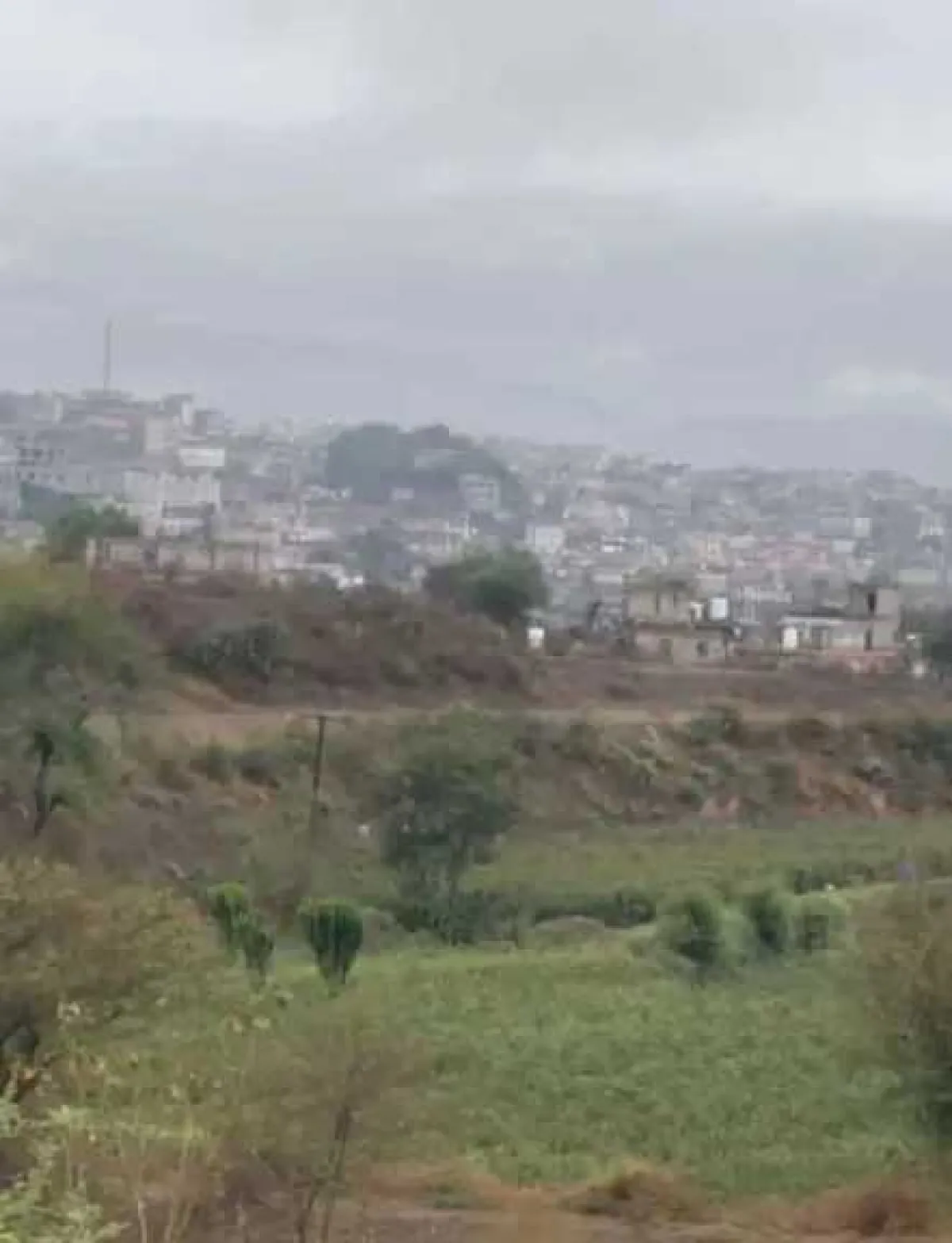 كارثة محققة في موزع! السيول تبتلع أراضي زراعية.. والمزارعون يبكون على أرزاقهم!