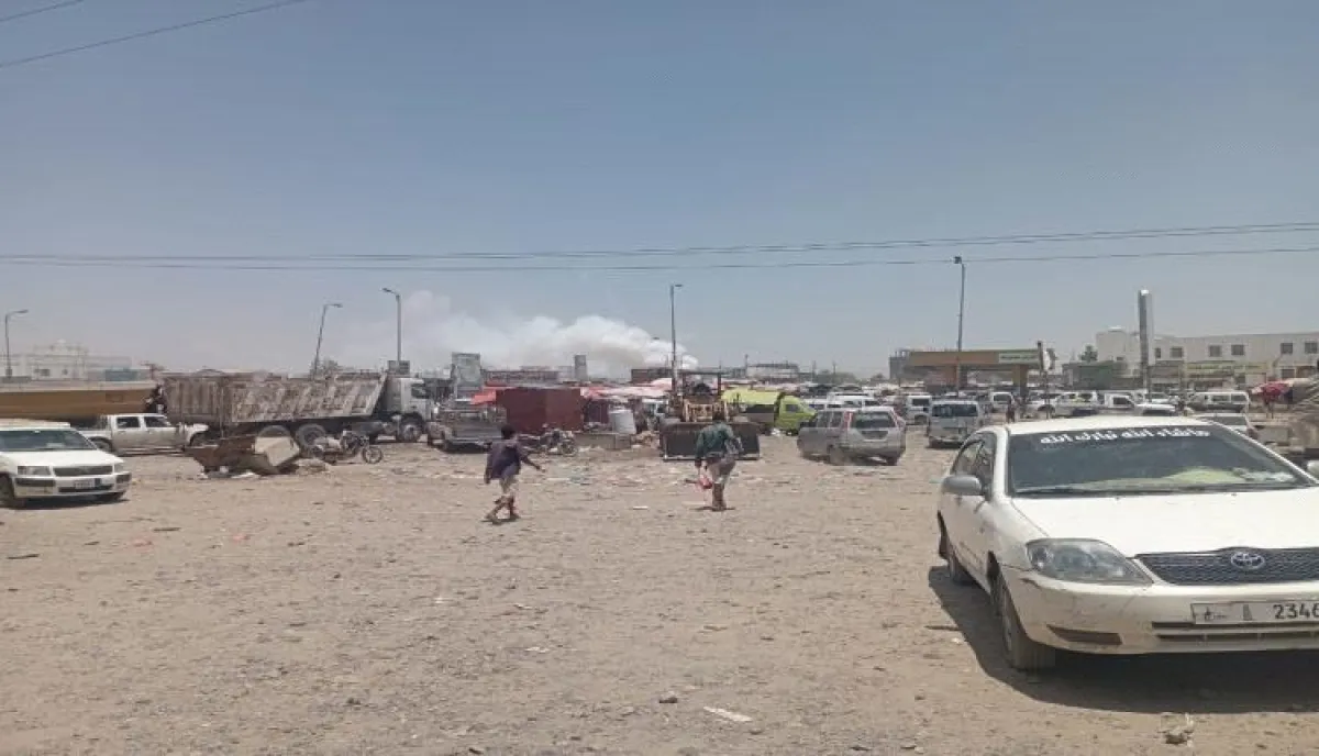 سوق الفيوش بلحج يشهد فوضى بعد انفجار مفرقعات واشتعال بسطات بيع الألعاب النارية