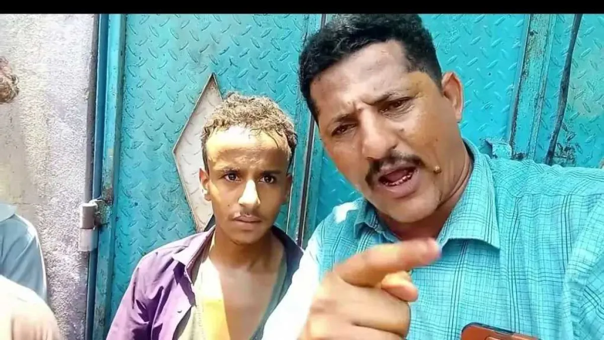 بكاءٌ يُخرس الألسن.. كيف أكلت النيران 5 أشهر من عرق شاب يمني في لحج؟!