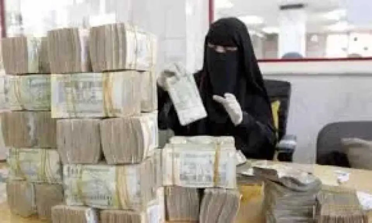 المعلمون يتقاضون رواتبهم بعدن ”كاملة” لأول مرة دون تدخل المكاتب!