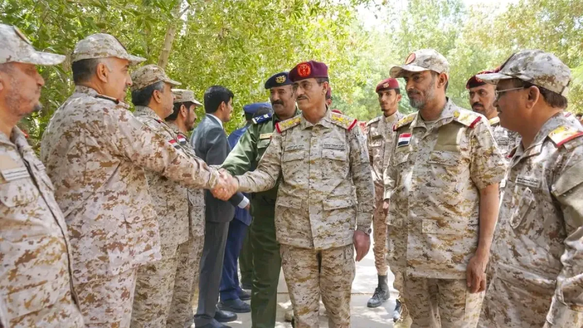 وزير الدفاع يصل مأرب ويعقد اجتماعاً موسعاً لبحث أوضاع المقاتلين في جبهات القتال _فيديو)