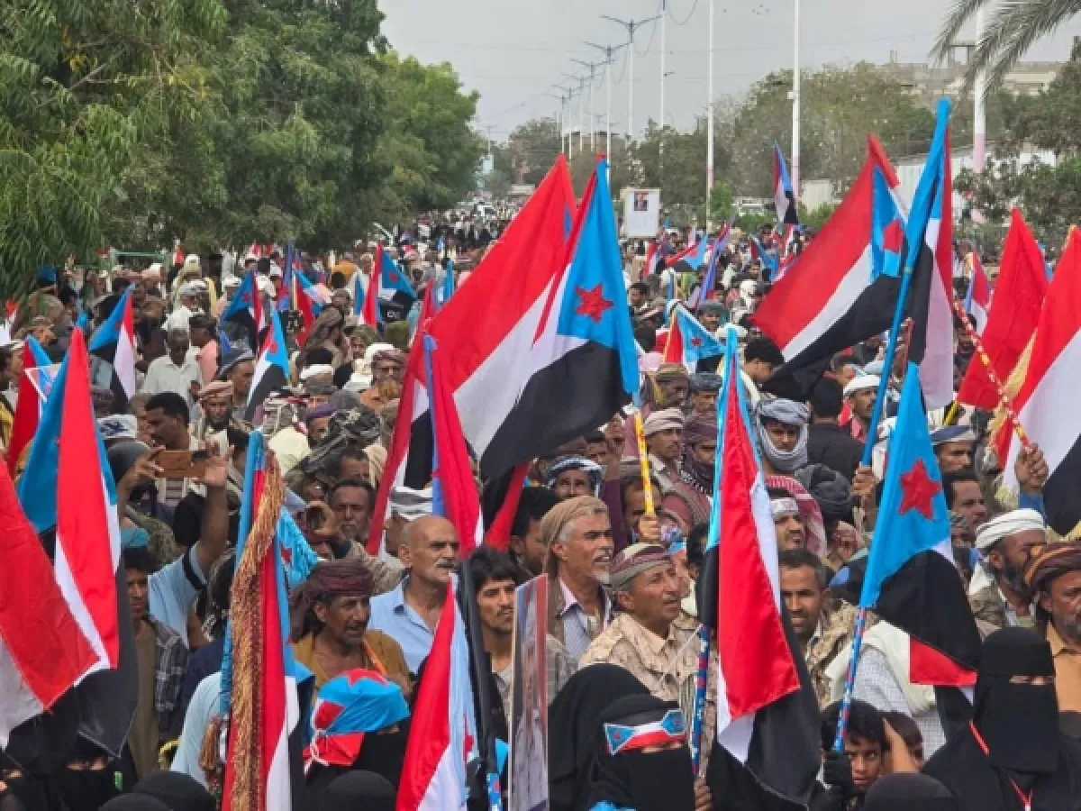 عدن…مظاهرات الانتقالي المنحل تطالب بإعادة فتح مقراته