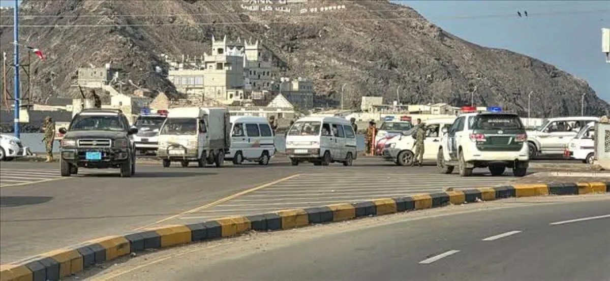 عدن الآن : إنتشاراً أمنياً مكثف وإغلاق مداخل المعلا والتواهي 