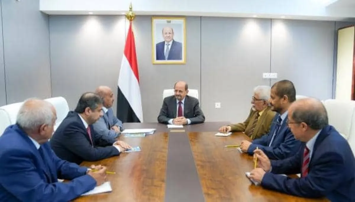 رئيس الحكومة اليمنية يؤكد دعم استقلالية البنك المركزي ودوره في تحقيق الاستقرار المالي والنقدي