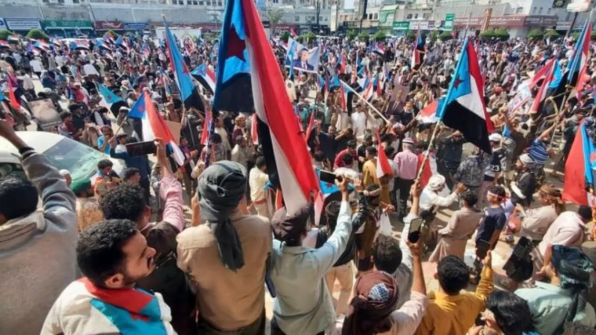 الانتقالي يرفض توجيهات اللجنة الأمنية بعدن ويدفع أنصاره نحو التواهي