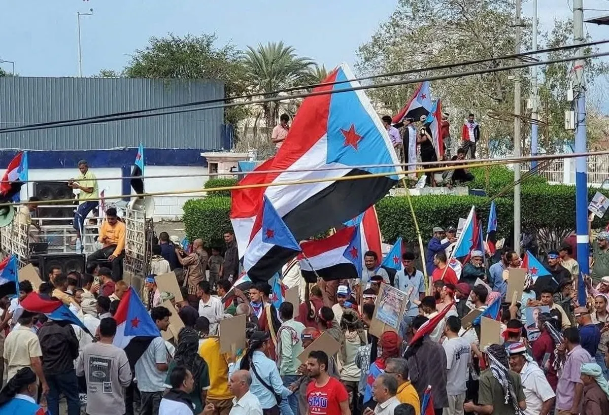 مظاهرة للانتقالي المنحل تطالب بإعادة فتح مقراته في عدن