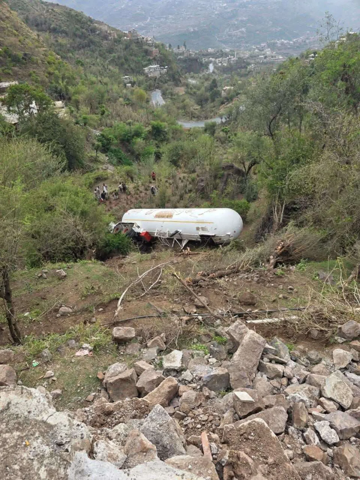 انقلاب قاطرة غاز وسقوطها على منزل بإب