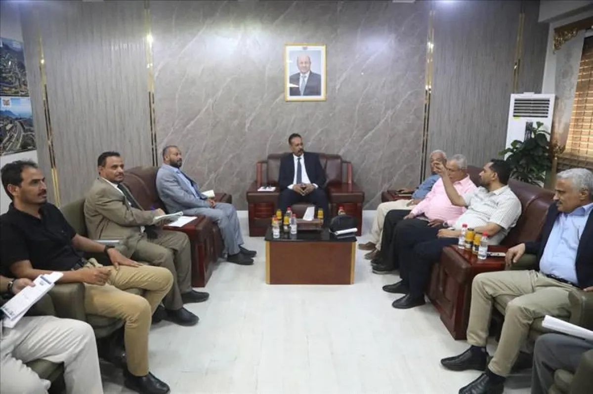 وزير الأشغال يناقش مع محافظ الضالع تطوير شبكة الطرق ومعالجة المشاريع المتعثرة