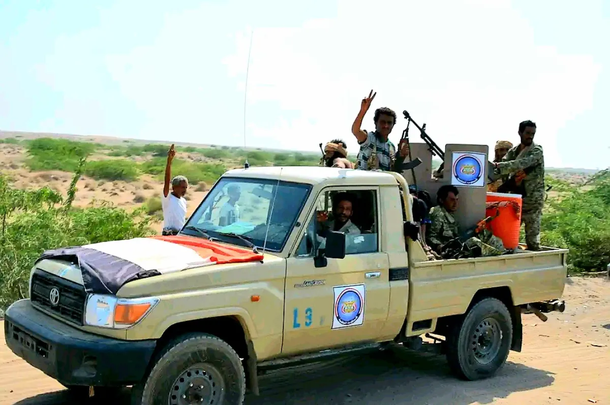 تعز.. توتر في الوزاعية عقب اشتباكات بين مجاميع قبيلة وقوات “طارق صالح” أسفرت عن قتلى وجرحى