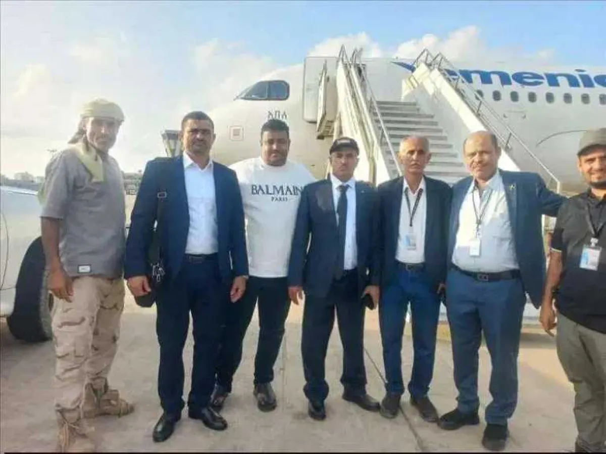 مفاجأة مدوية.. منافس الزبيدي الأول يغادر فجأة إلى الرياض.. ماذا يخطط لـ ”عيدروس”؟