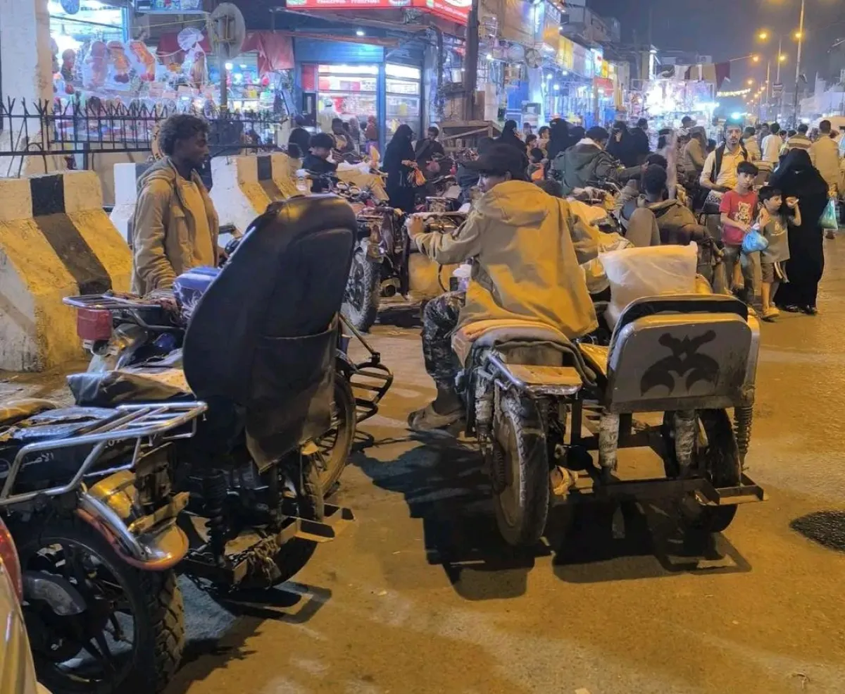 تصاعد المطالبات بقرار حاسم في عدن.. فوضى الدراجات النارية تتحول إلى كارثة مرورية