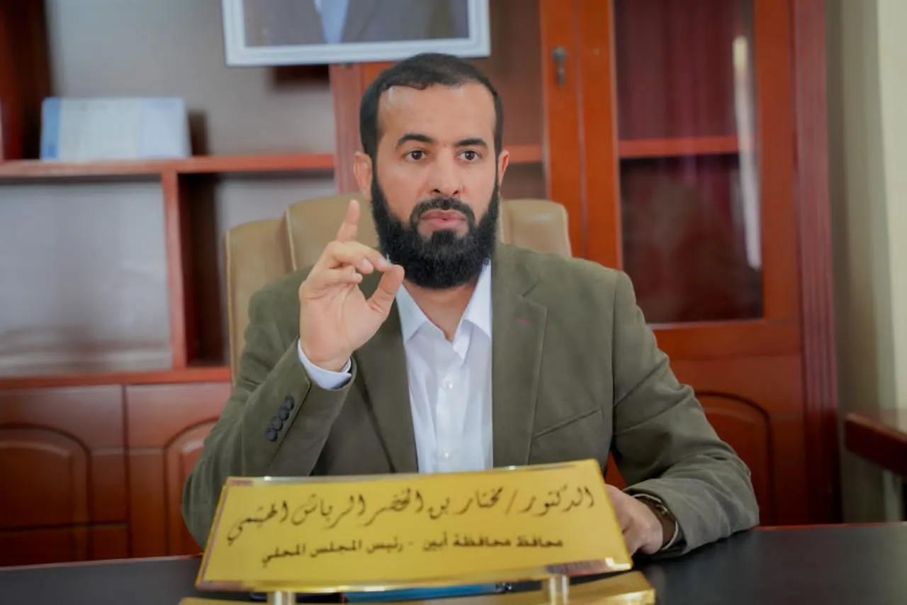 محافظ أبين يجري اتصالاً بمدير عام مودية ويطمئن على صحة الاخ حسين دحه الميسري عقب محاولة اغتياله