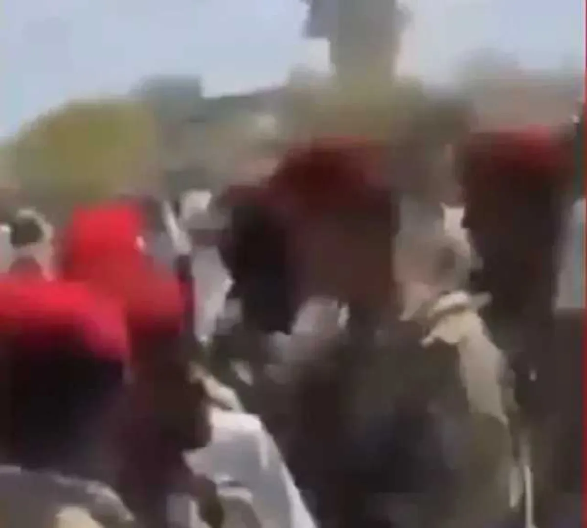 هجوم بقذائف الهاون يستهدف رئيس دولة عربية لحظة وصوله المطار (فيديو)