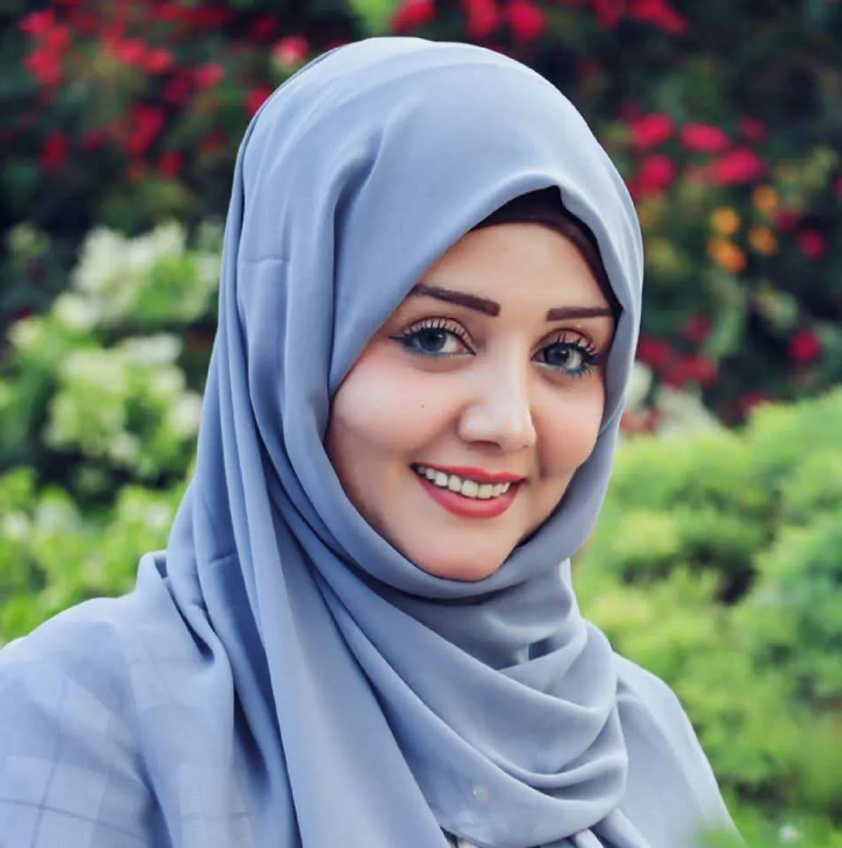 المذيعة مايا العبسي توضح سبب بكائها على وفاة طيرها في صنعاء