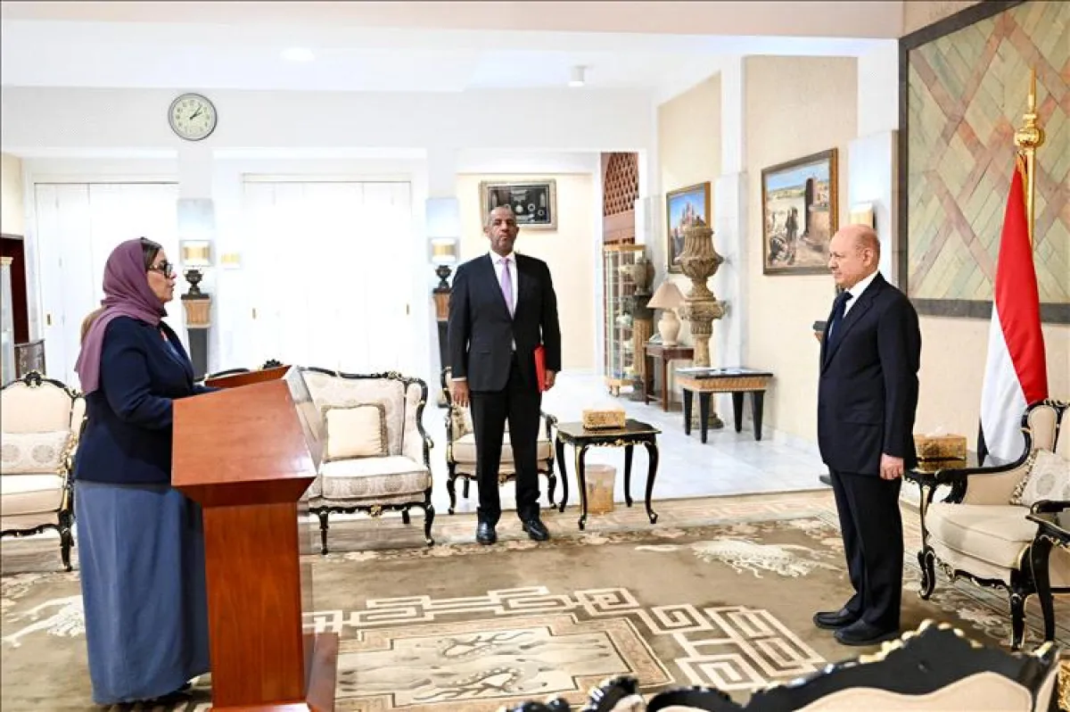 سفيرة اليمن لدى الولايات المتحدة تؤدي اليمين الدستورية امام رئيس مجلس القيادة الرئاسي
