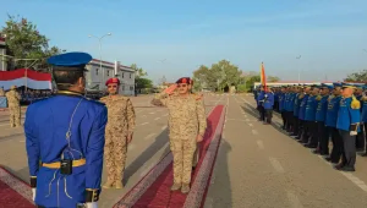 خلال زيارته لكلية الطيران بمأرب.. وزير الدفاع يؤكد جاهزية قوات الجيش لمواجهة الحوثيين