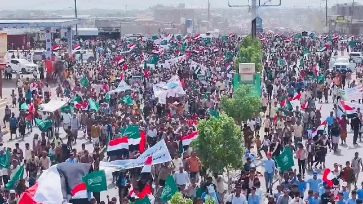 المخا.. تظاهرة حاشدة تندد بالهجمات الإيرانية على السعودية ودول الخليج والأردن