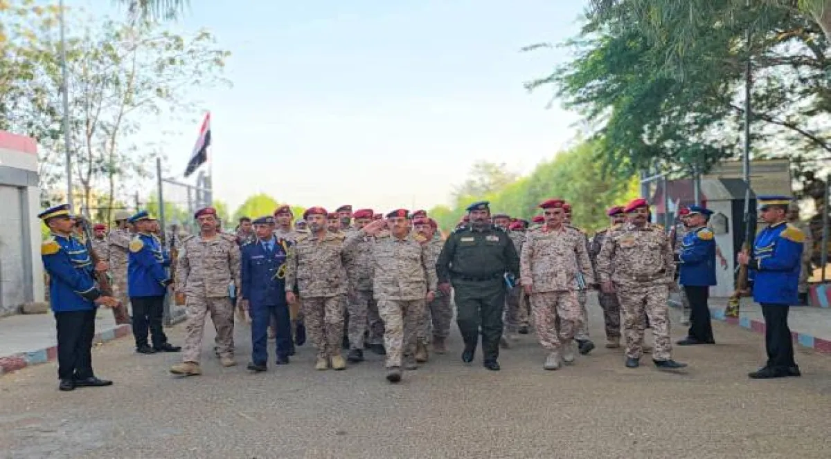 وزير الدفاع يتفقد سير العملية التعليمية في كلية الطيران والدفاع الجوي بمأرب