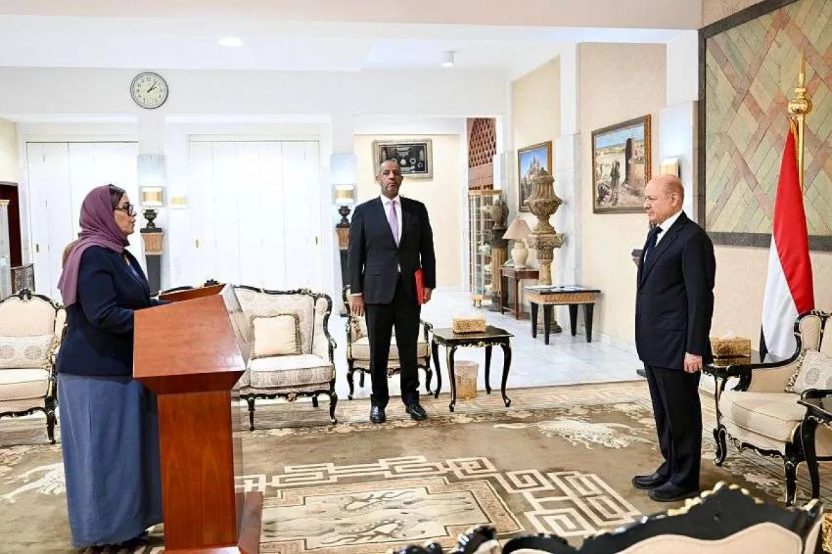 سفيرة اليمن لدى الولايات المتحدة تؤدي اليمين الدستورية امام رئيس مجلس القيادة الرئاسي