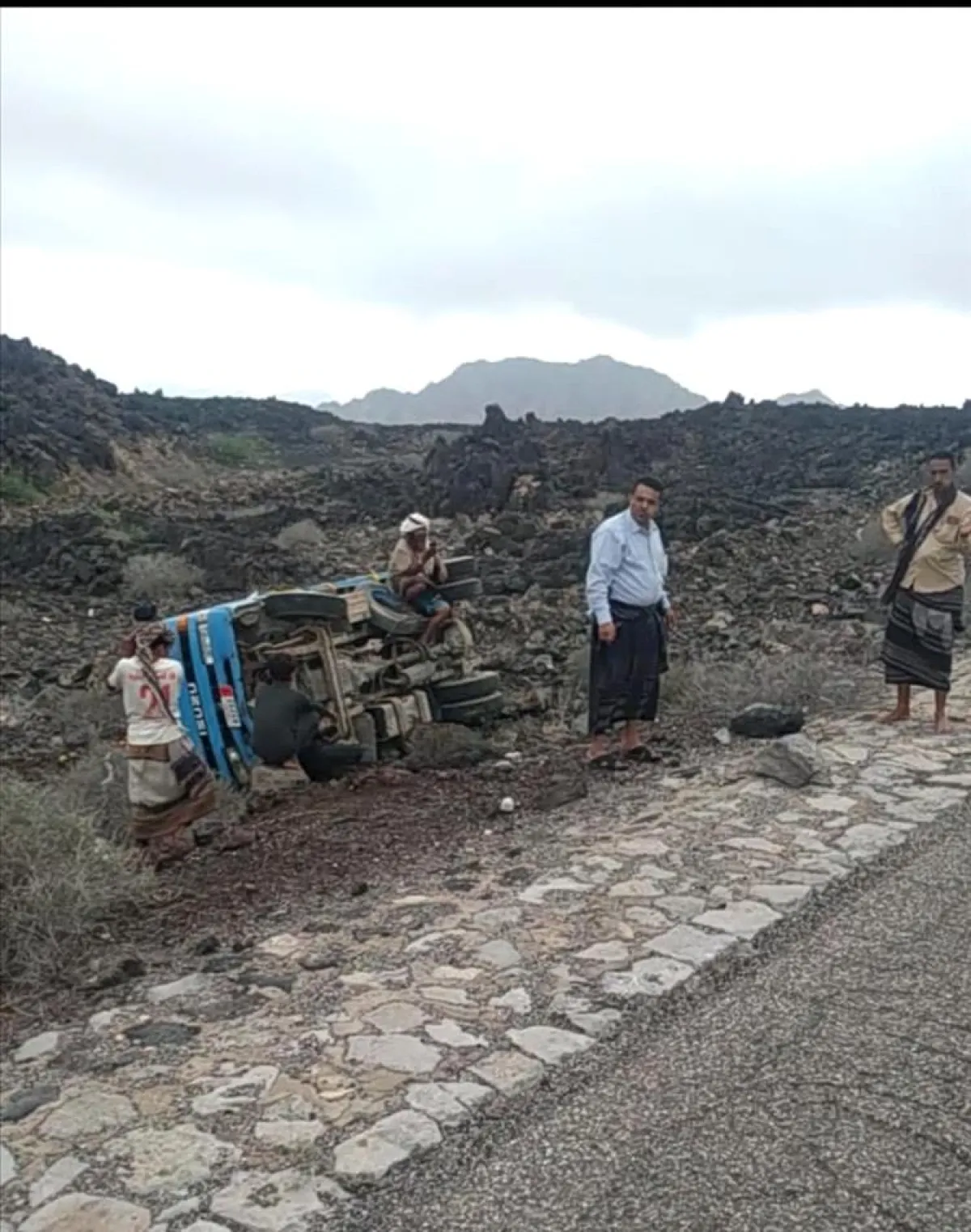العقيد عبدالخالق العوذلي يطمئن على صحة مسافرين تعرضوا لحادث مروري في خط العرقوب