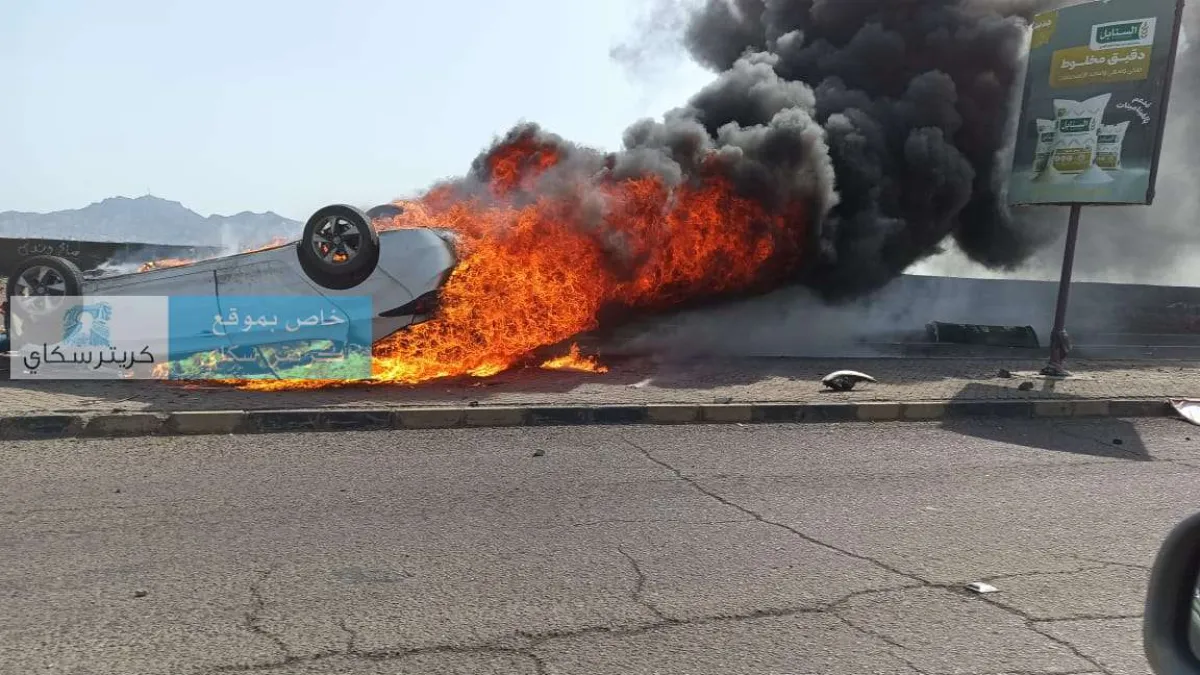 عاجل:شاهد أول فيديو لاحتراق سيارة بعد اصطدامها بعمود إنارة في عدن