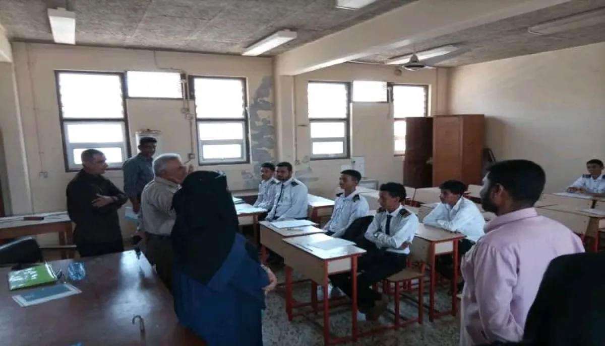 مدير عام مكتب التعليم الفني بعدن يتفقد سير العملية التعليمية بمعهدي "المعلا" و "البحري"