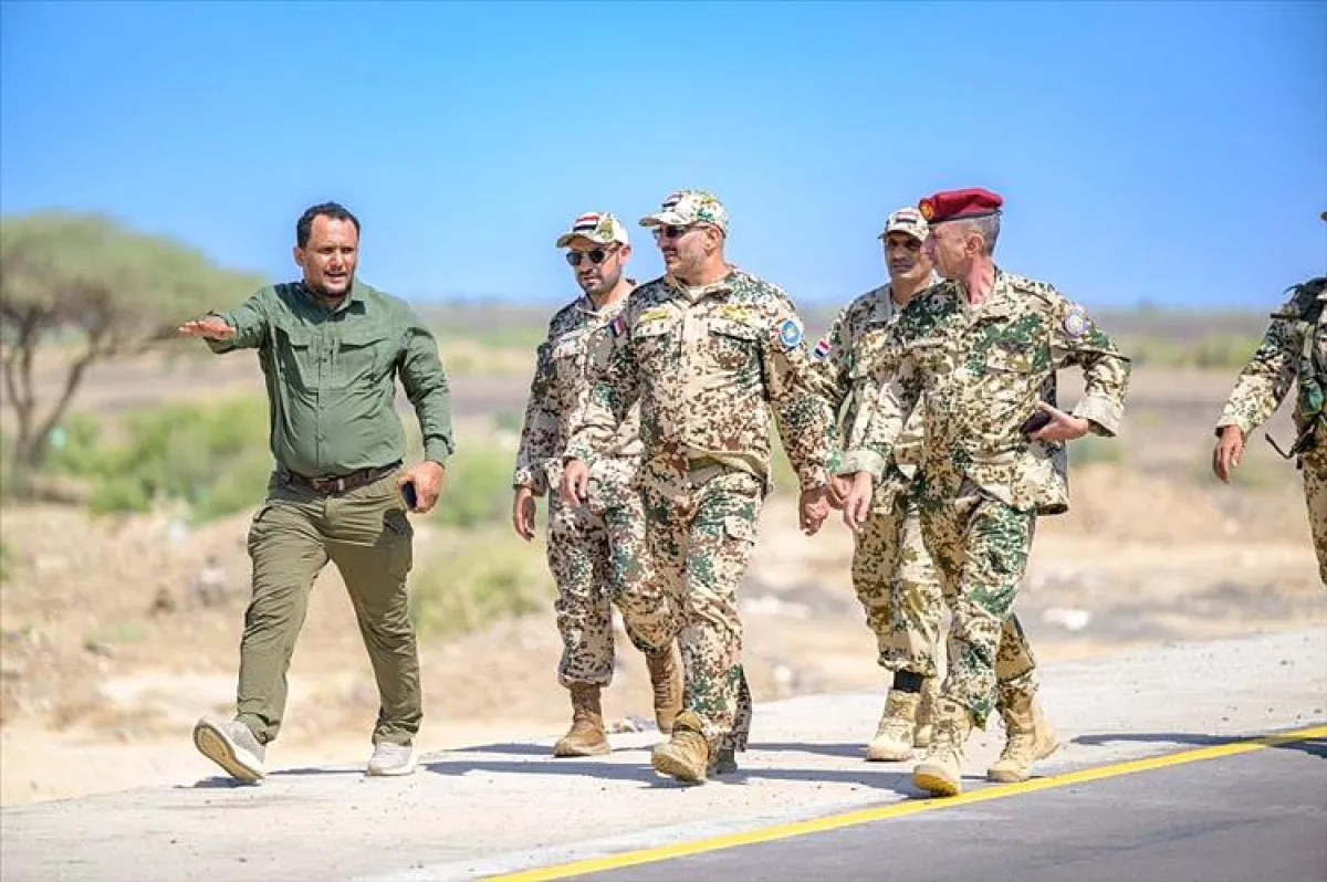 طارق صالح يتفقد ريف المخا ويطّلع على دور "طريق النصر" في تحييد مخاطر السيول