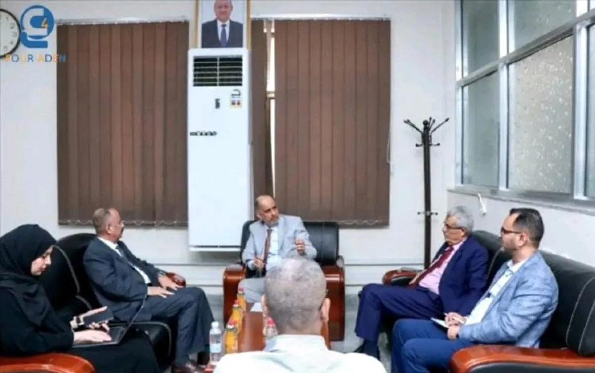 الحكومة اليمنية تشدد على إغلاق موانئ غير خاضعة وتوريد إيراداتها للبنك المركزي