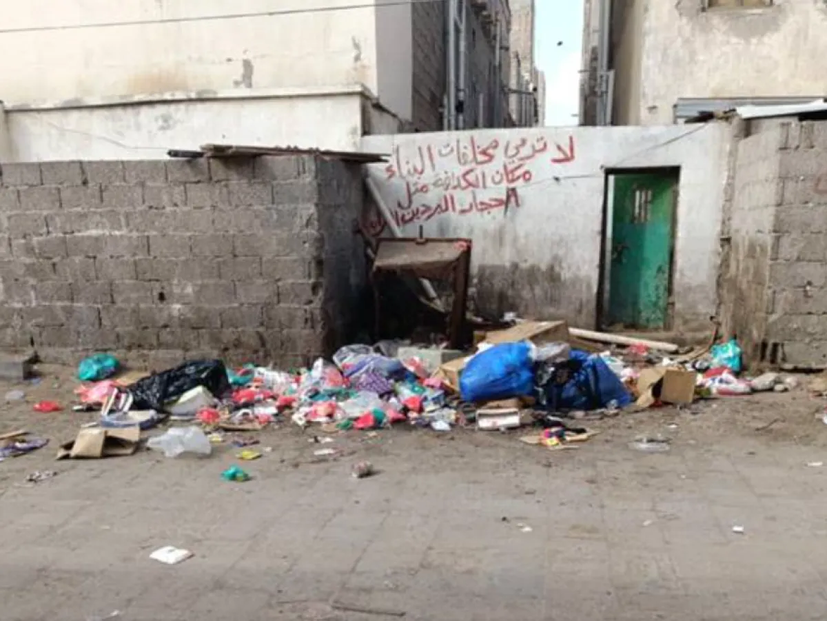 القمامة تتراكم في الشيخ عثمان بعدن ومخاوف من تدهور بيئي 