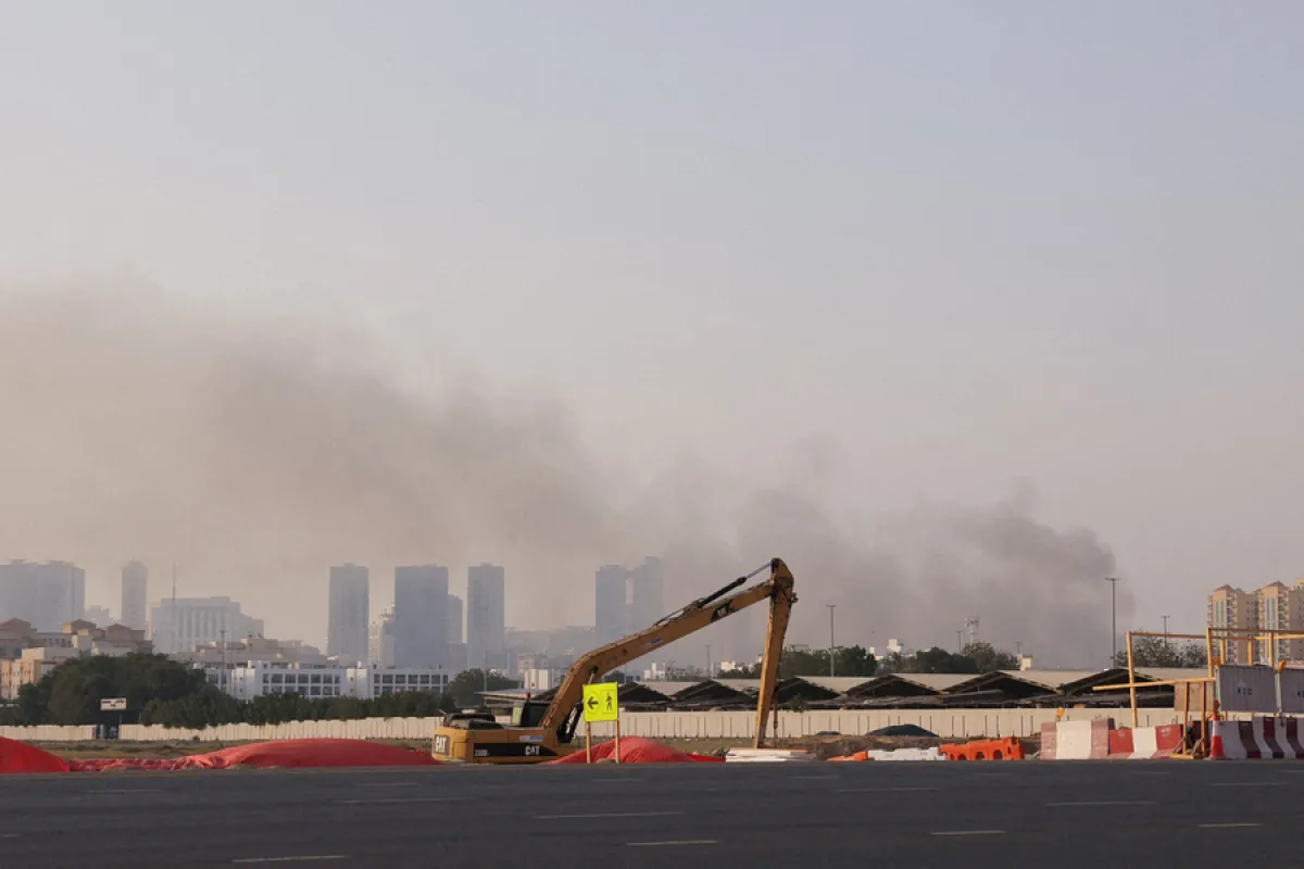 الامارات تعلن إصابة 4 أشخاص إثر حريق في ميناء خورفكان بعد اعتراض جوي ناجح