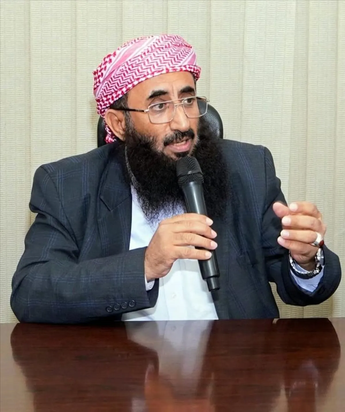 وزير الأوقاف يحذّر من دعوات الفوضى ويدعو إلى تعزيز الأمن ووحدة الصف