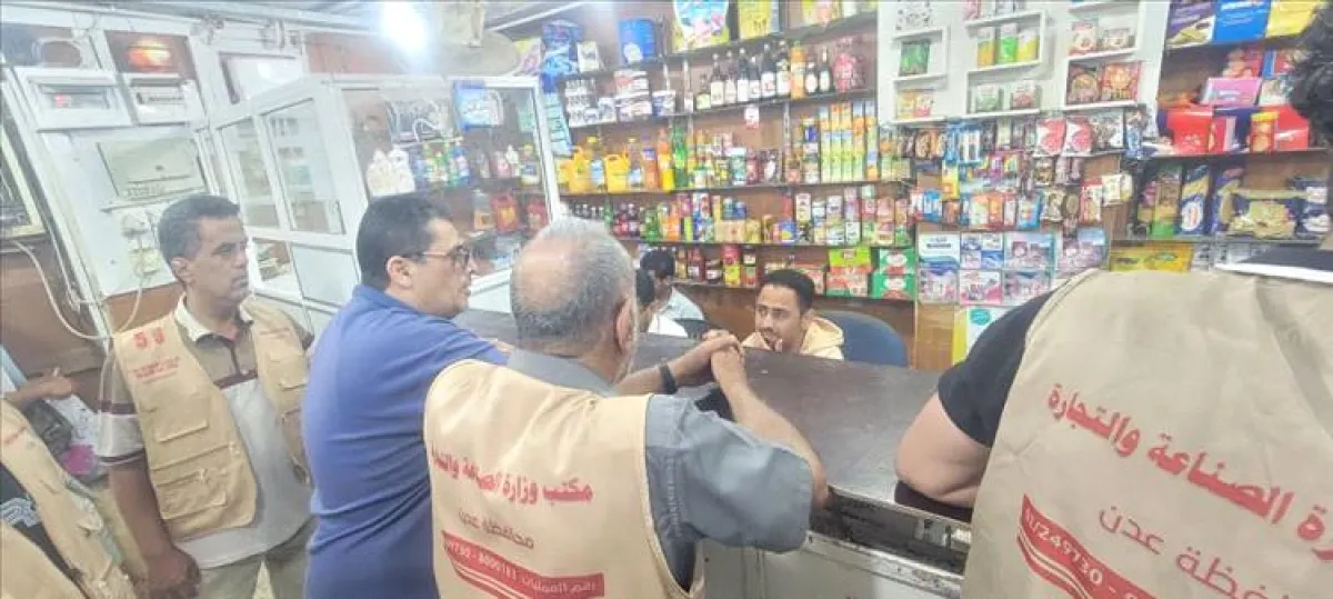 ضربة رقابية في المعلا.. إغلاق محلات مخالفة للأسعار وحملة مستمرة لضبط السوق
