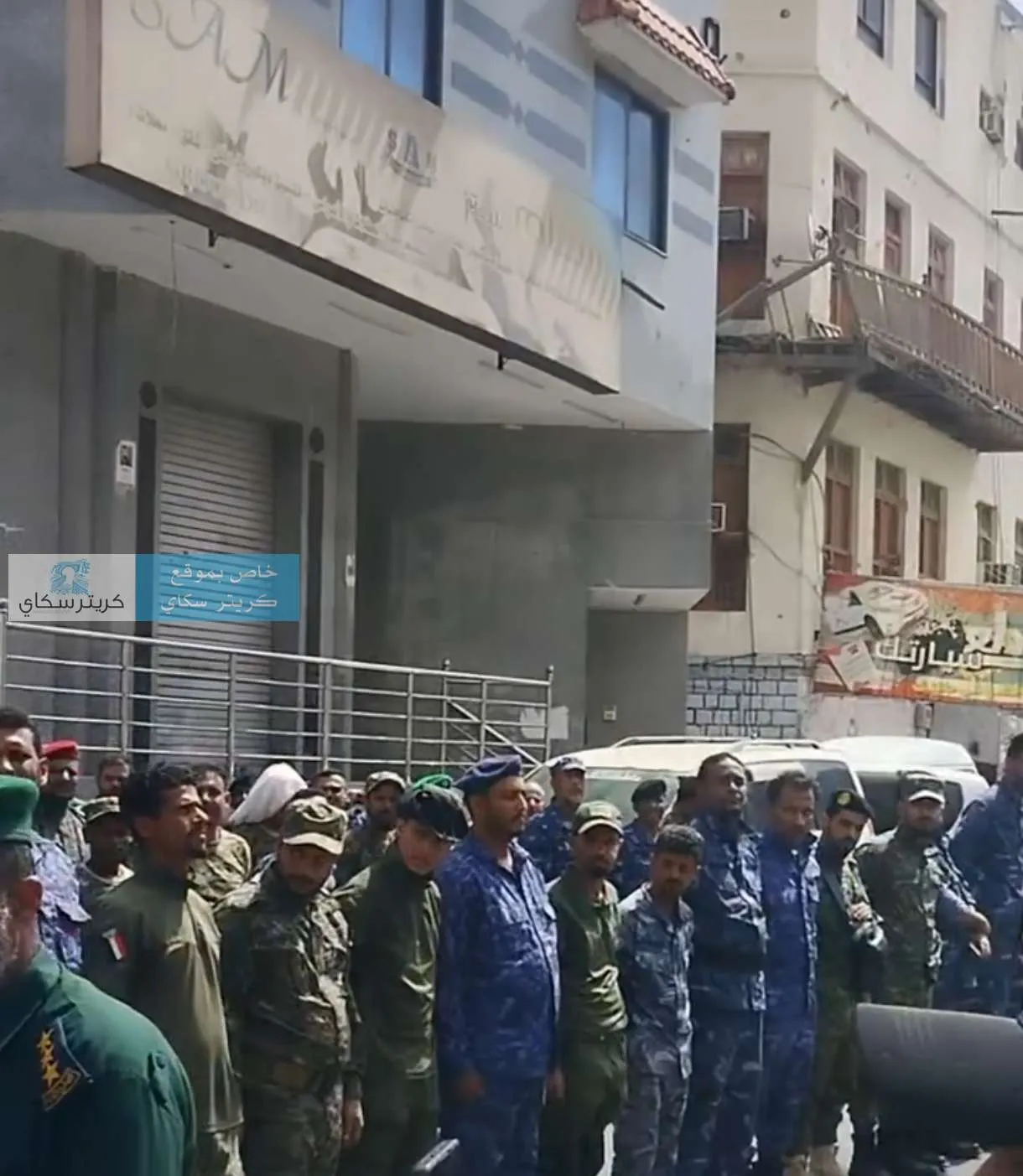 احتشاد عسكري امام مكتب محافظ عدن