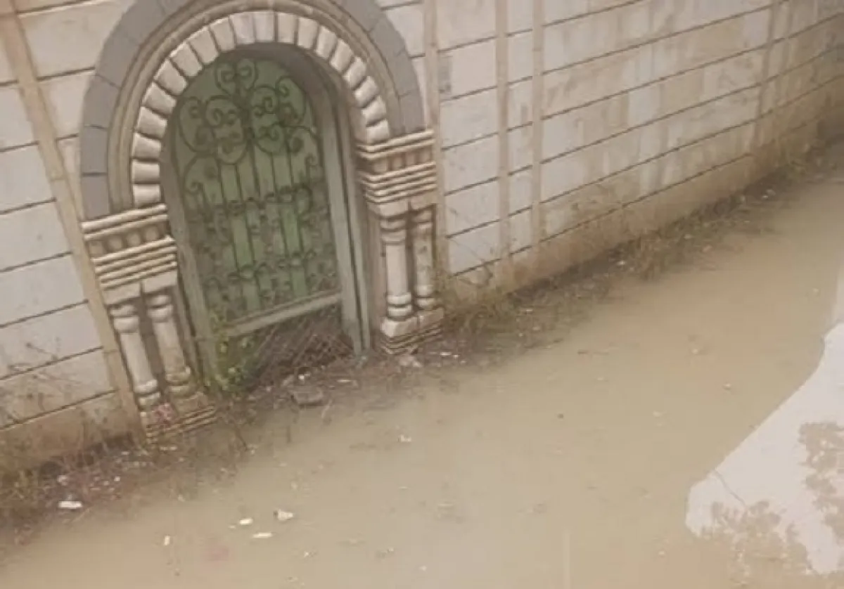 مياه الأمطار تحاصر حي سكني في مدينة إب والأهالي يشكون من الإهمال الحوثي