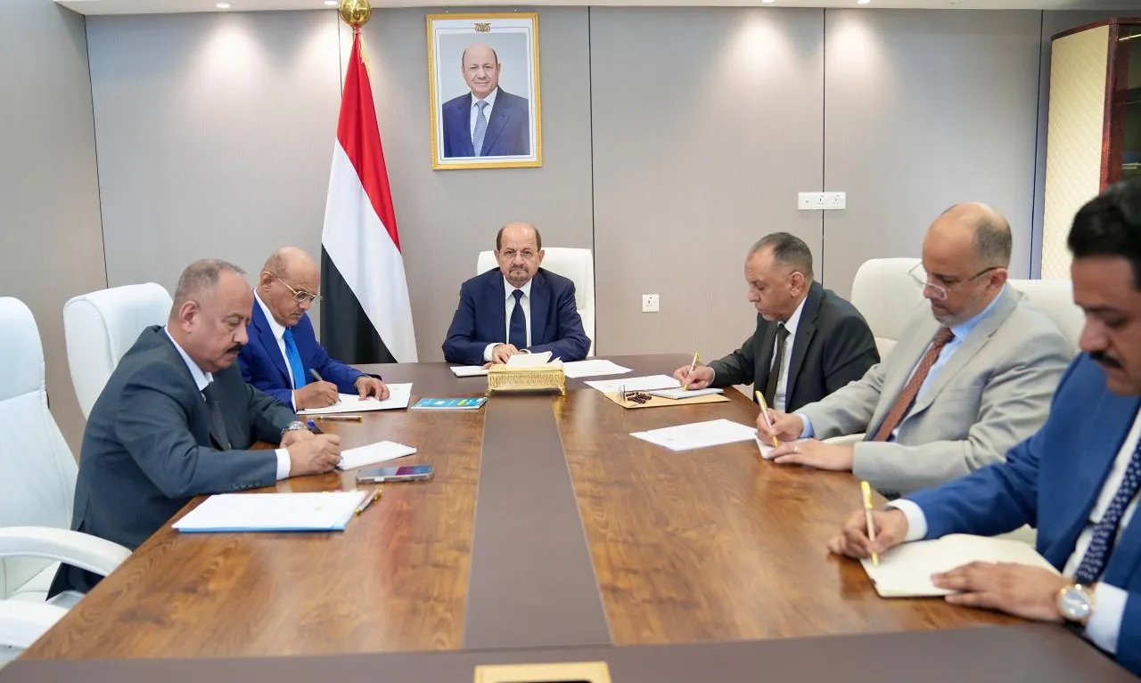 رئيس الوزراء يترأس اجتماع لجنة إدارة الأزمات الاقتصادية والإنسانية ويؤكد جاهزية الحكومة لمواجهة تداعيات التصعيد الإقليمي