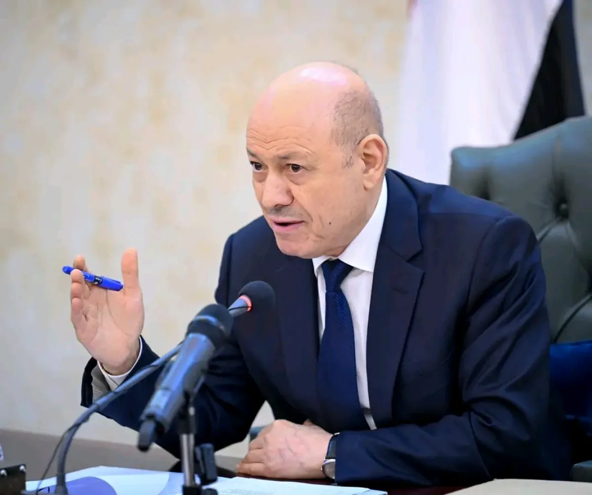 العليمي يوجه بالتحقيق في أحداث المكلا.. ويؤكد دعم الدولة الكامل للسلطة المحلية بحضرموت لتعزيز الأمن