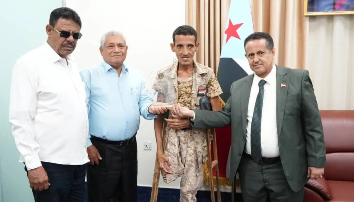 بتوجيهات الرئيس الزُبيدي… الحالمي يكرّم البطل الجريح علوي عبدالله بدرع الصمود  