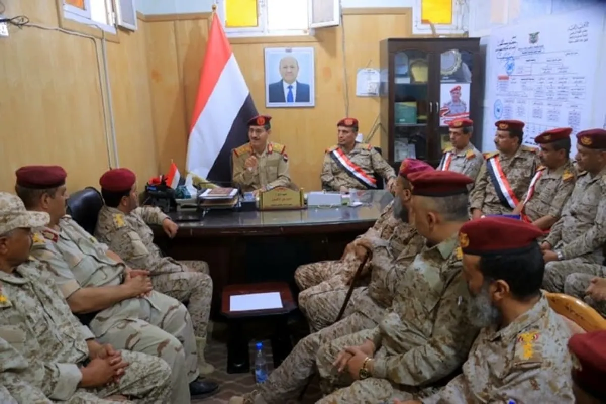 وزير الدفاع اليمني: دائرة التوجيه المعنوي ركيزة أساسية في معركة الوعي وكشف الارتهان الإيراني