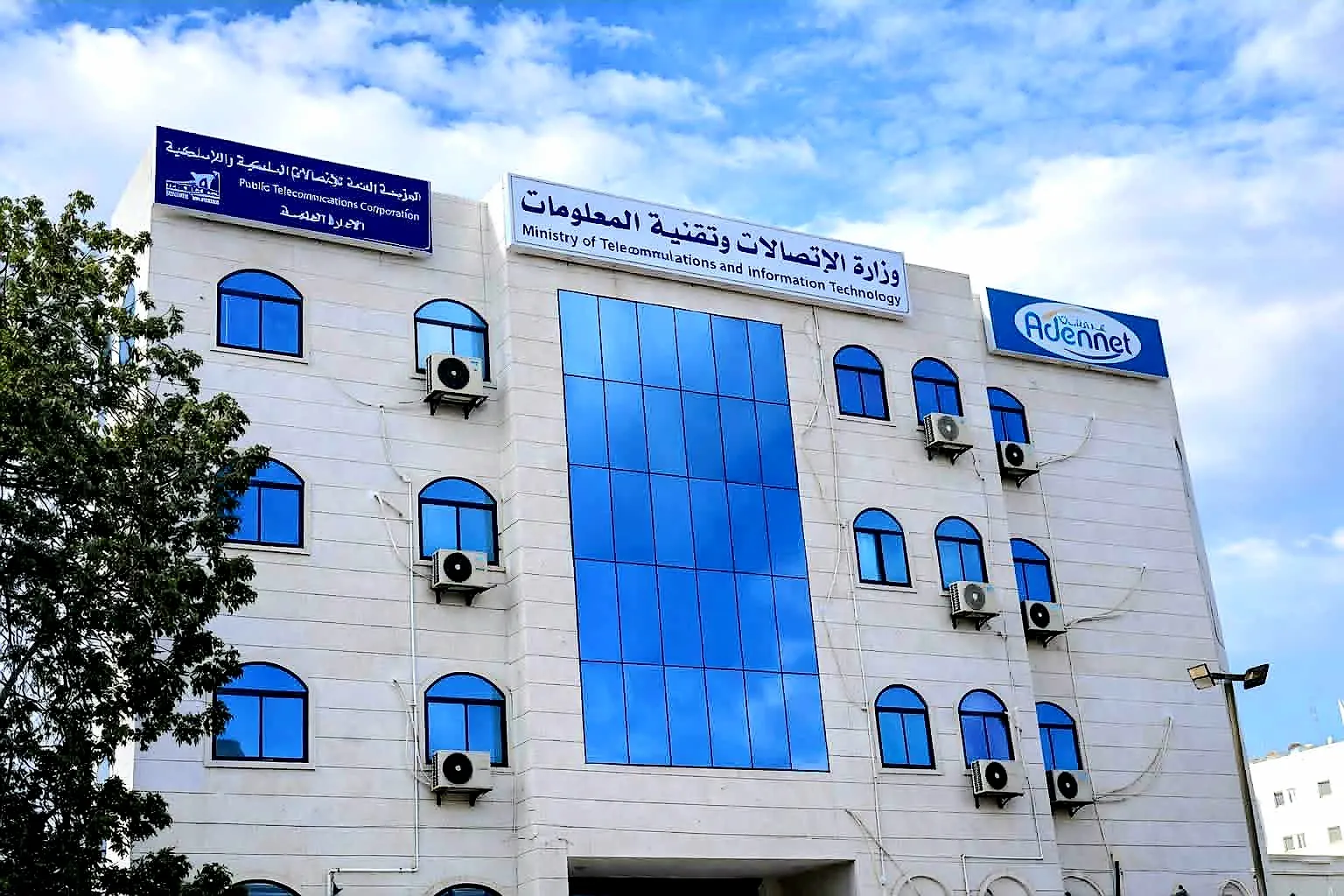 وزير الاتصالات يوجه بتصحيح أوضاع المتعاقدين وإعطاء الأولوية لأصحاب الخبرات والمؤهلات