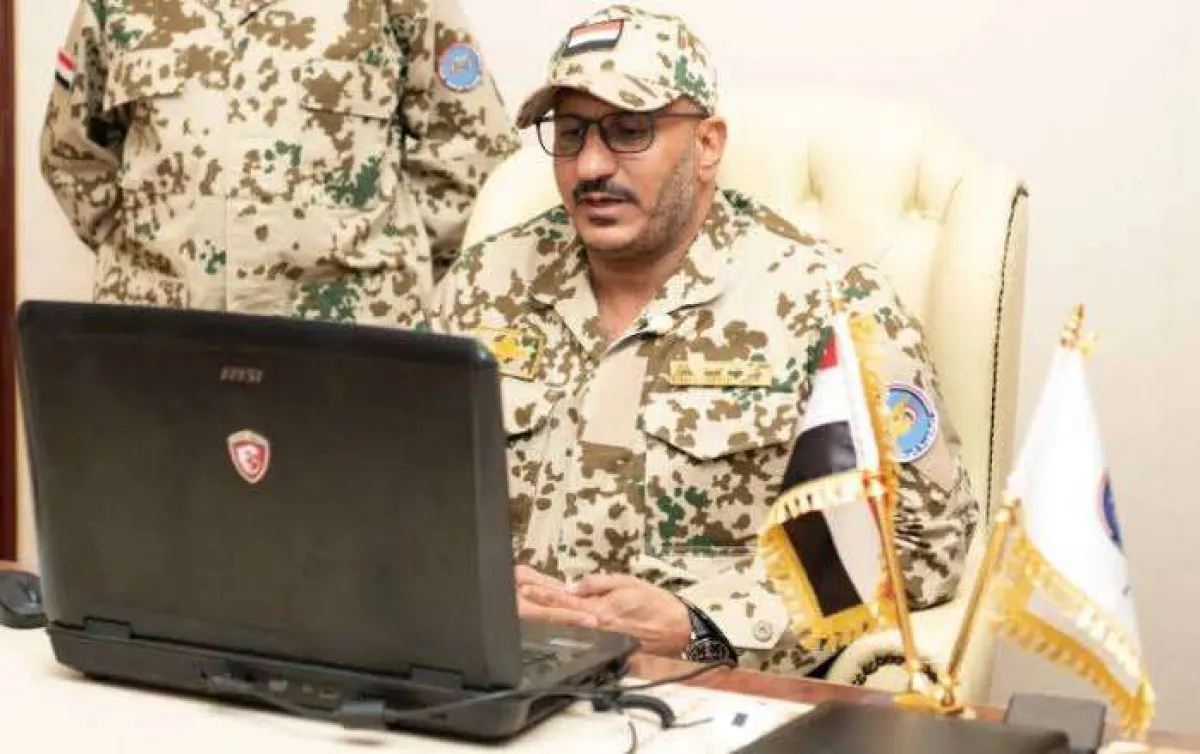وساطة قبلية لاحتواء التوتر بين قوات طارق صالح ومسلحين بعد مقتل شاب بضربة مسيّرة