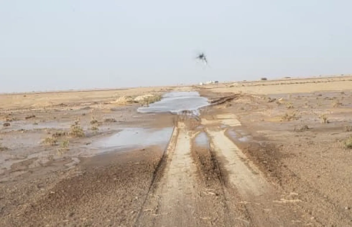سائقو الشاحنات يشكون من تدهور الطريق الدولي بين المهرة ومارب