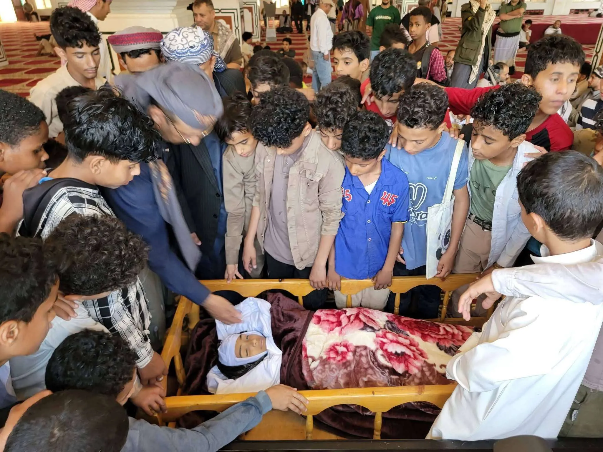 يحدث الآن.. طلاب وزملاء إبراهيم جلال يحتشدون لتشييعه إلى مقبرة الشهداء