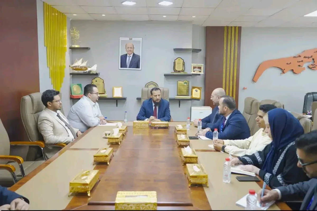 محافظ عدن يبحث تسريع برامج العودة الطوعية للمهاجرين الأفارقة