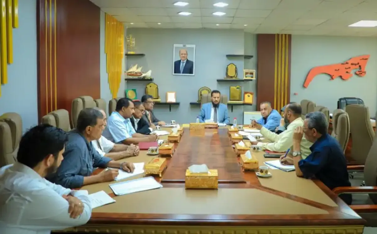 وزير الدولة محافظ عدن يؤكد أهمية ترسيخ مبادئ الحوكمة والانضباط المؤسسي في تحصيل الضرائب